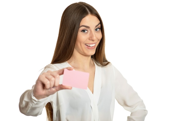 Hermosa mujer y tarjeta en blanco vacía sobre fondo blanco.