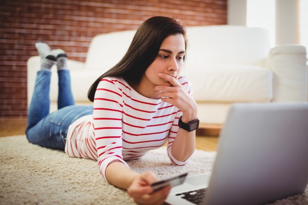 Hermosa mujer con tarjeta de débito para compras en línea