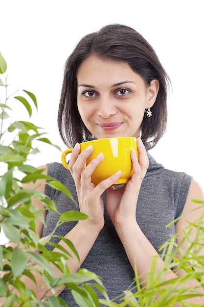 Hermosa mujer con taza de té o café