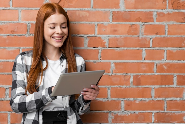 Foto hermosa mujer con tiro medio ipad