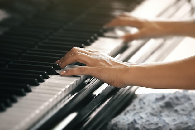 Hermosa mujer tocando el piano