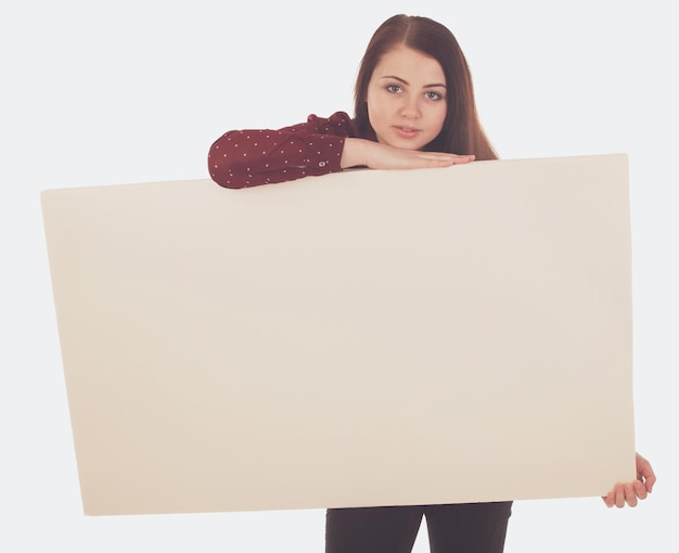 Una hermosa mujer toma un lienzo contra un fondo blanco.