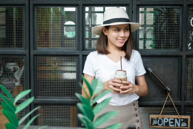 Hermosa mujer tomando café en la cafetería