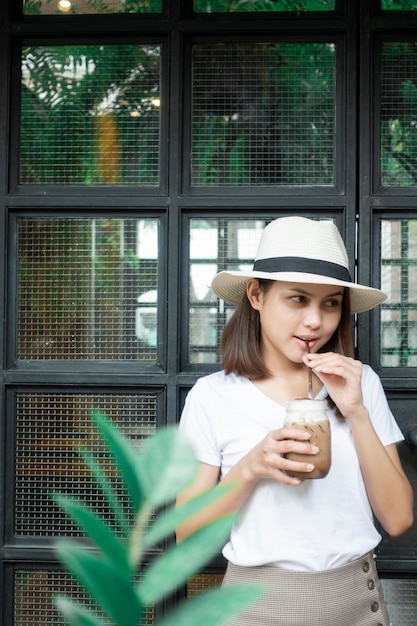 Hermosa mujer tomando café en la cafetería