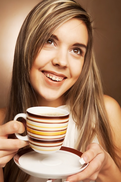 Foto hermosa mujer tomando café