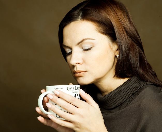 Hermosa mujer tomando café