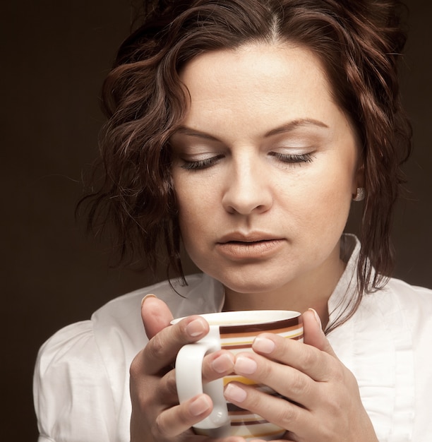 Hermosa mujer tomando café