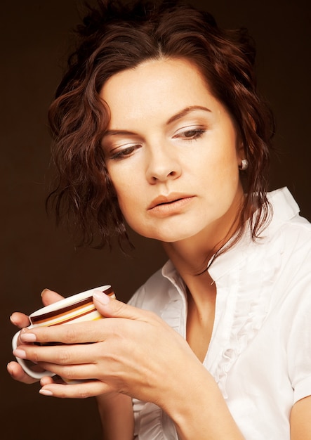 Hermosa mujer tomando café