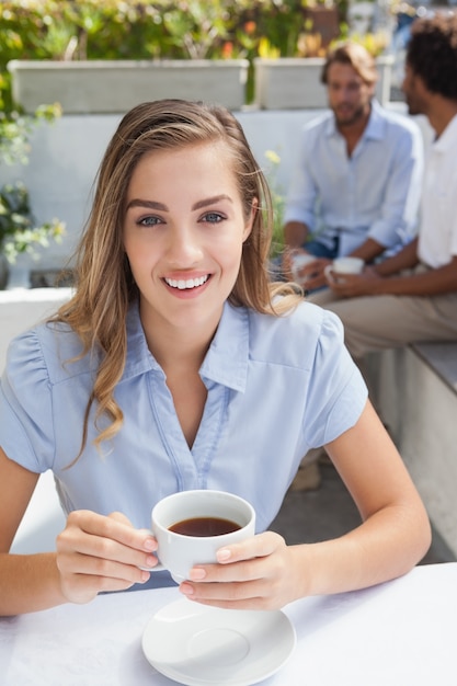 Hermosa mujer tomando un café