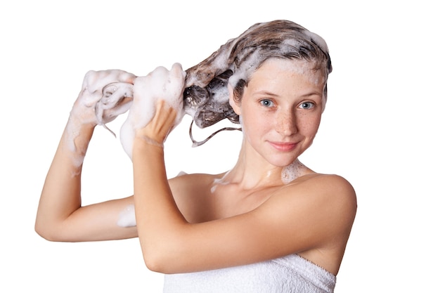 Hermosa mujer tomando una ducha y lavándose el cabello con champú, lavarse el cabello con champú