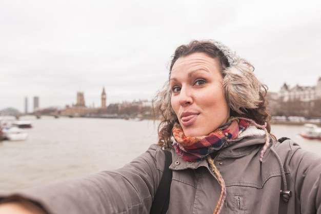 Hermosa mujer tomando un selfie en Londres