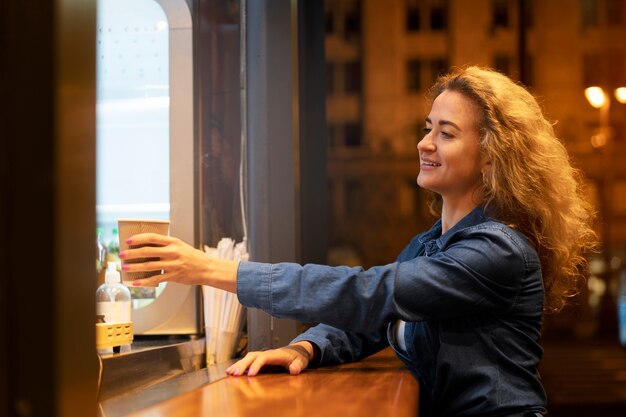 Foto hermosa mujer tomando té durante una noche de fiesta