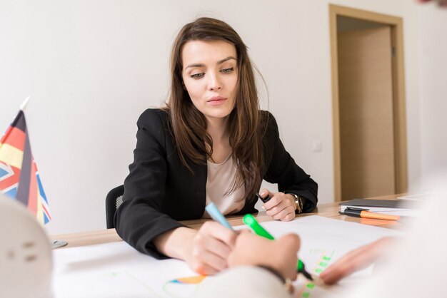 Hermosa mujer trabajando en agencia internacional