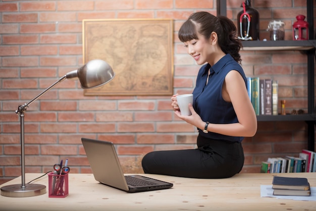 Foto hermosa mujer está trabajando en la oficina en casa