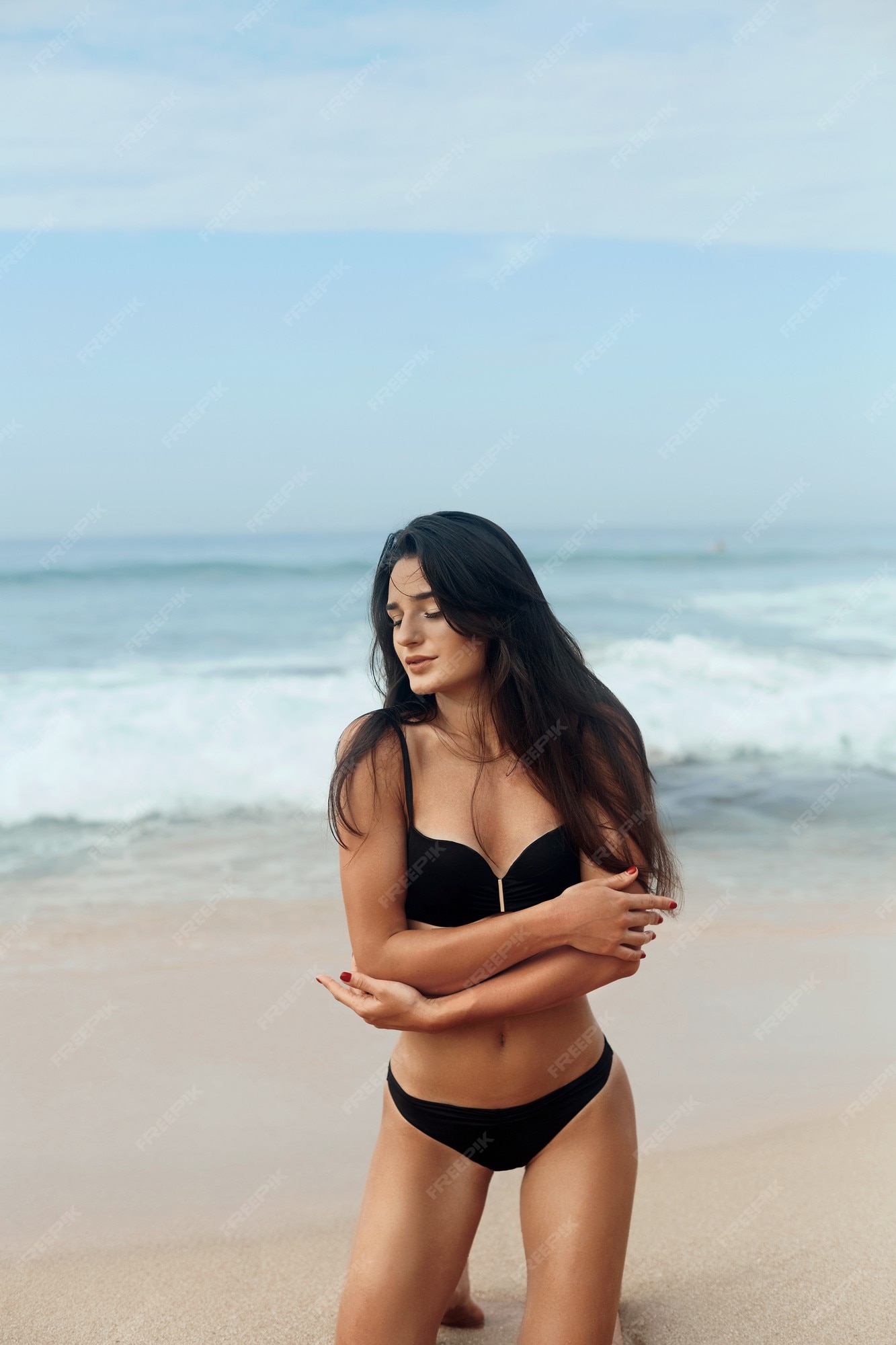 Hermosa mujer en traje de baño en la playa. retrato bonita con cuerpo sexy bronceado delgado en bikini negro. estilo de vida verano. vacaciones | Foto Premium