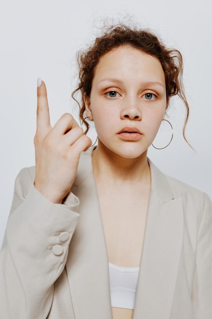 Hermosa mujer traje clásico moda posando diversión fondos aislados inalterados