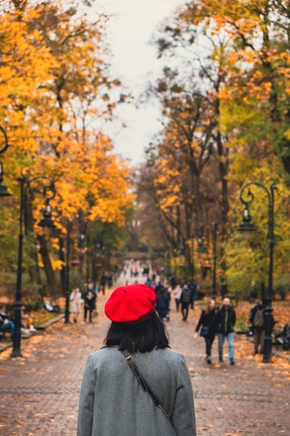 hermosa mujer en traje de otoño en el espacio de copia del parque público de la ciudad