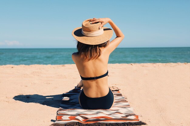 Foto hermosa mujer en trajes de baño sexy en playa tropical