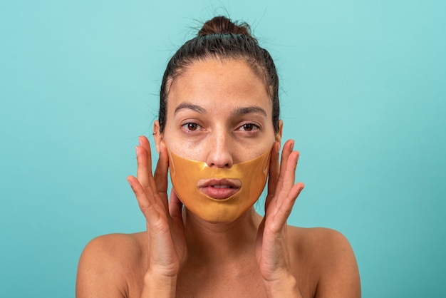 Foto hermosa mujer con tratamiento de mascarilla facial de gel de colágeno para el cuidado de la piel