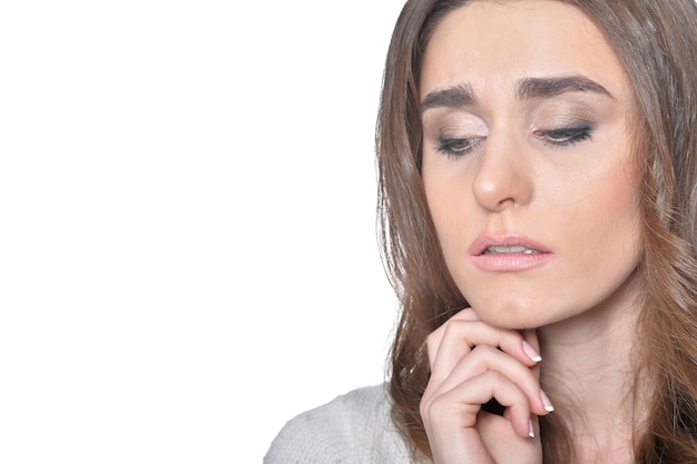 Hermosa mujer triste posando aislado en blanco