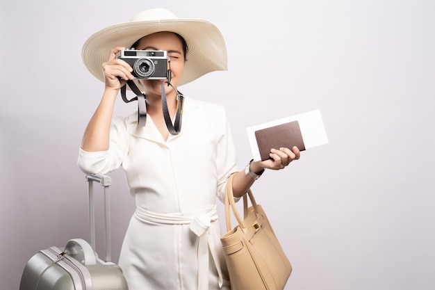 Hermosa mujer turista con equipaje