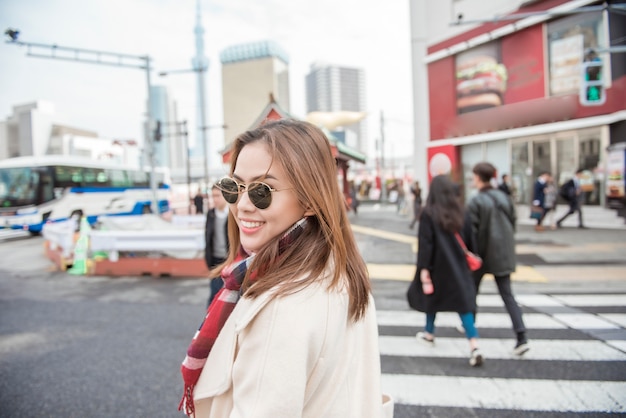 Hermosa mujer turista en Tokio, Japón