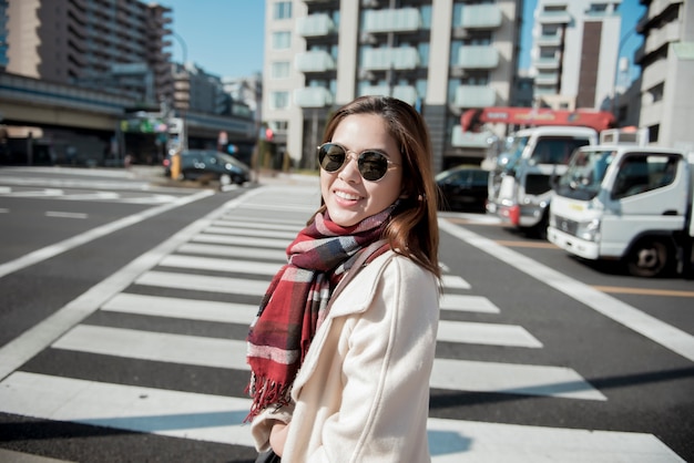 Hermosa mujer turista en Tokio, Japón