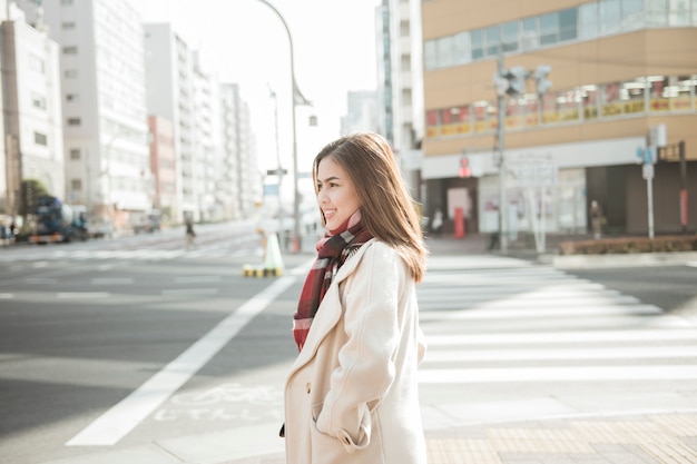 Hermosa mujer turista en Tokio, Japón