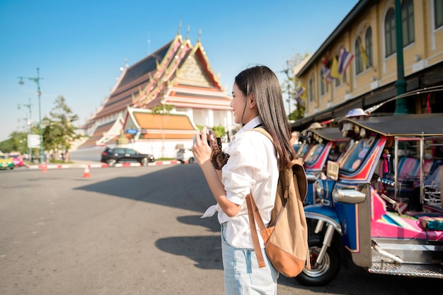 Hermosa mujer turista de vacaciones haciendo turismo y explorando Bangkok