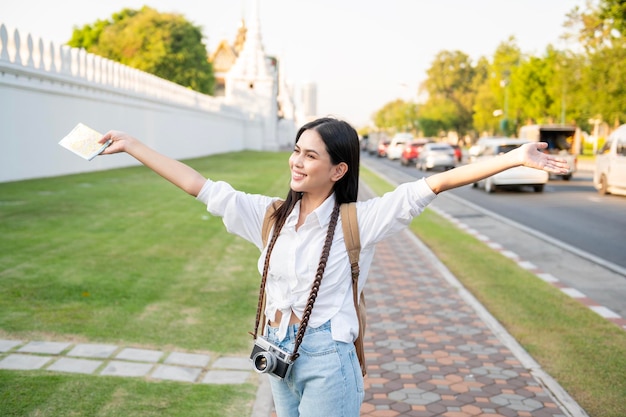 Hermosa mujer turista de vacaciones haciendo turismo y explorando la ciudad de Bangkok Tailandia