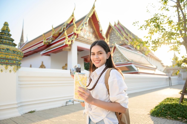 Hermosa mujer turista de vacaciones haciendo turismo y explorando la ciudad de Bangkok Tailandia