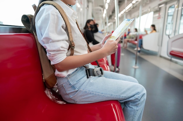 Hermosa mujer turista de vacaciones viajando en el tren subterráneo Concepto de vacaciones