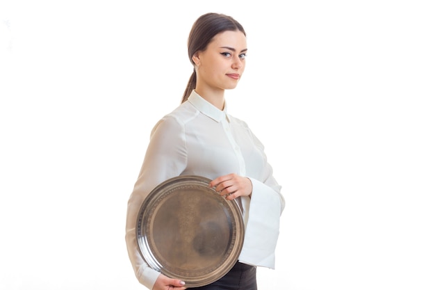 Hermosa mujer en uniforme de camarero con una bandeja en las manos aislado en blanco