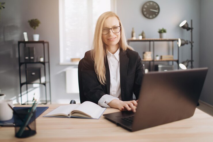 Hermosa mujer usando laptop para trabajar en el centro de negocios