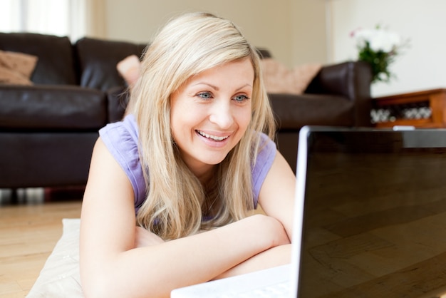 Hermosa mujer usando una laptop