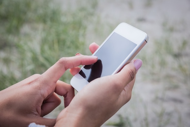 Hermosa mujer usando su teléfono inteligente