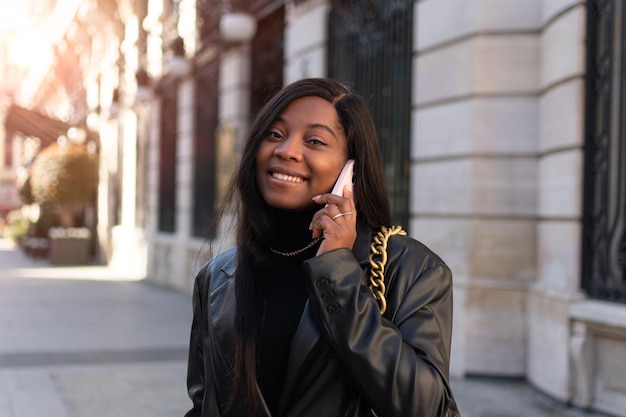 Hermosa mujer usando el teléfono. Joven empresaria hablando por teléfono