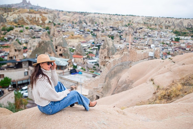 Hermosa mujer de vacaciones en capadocia