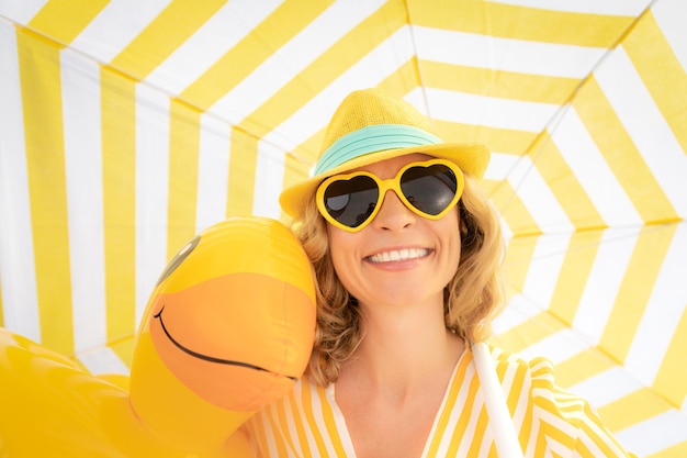 Hermosa mujer en vacaciones de verano Retrato de vista de ángulo bajo de persona feliz contra fondo de cielo azul