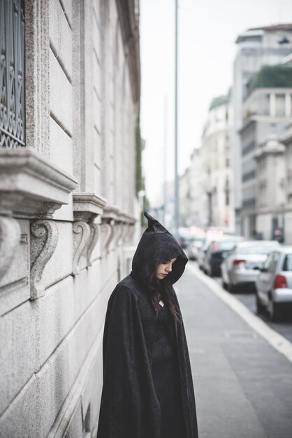 hermosa mujer vampiro oscuro con manto negro y capucha