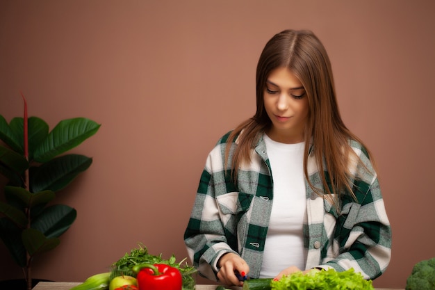 Hermosa mujer con verduras para ensalada de dieta