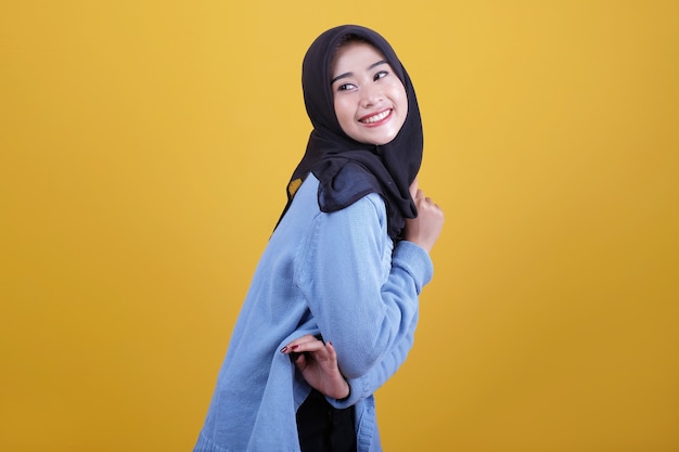 Hermosa mujer vestida con hijab se veía muy bien expresión de sonrisa