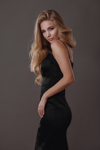 Hermosa mujer vestida de negro en estudio