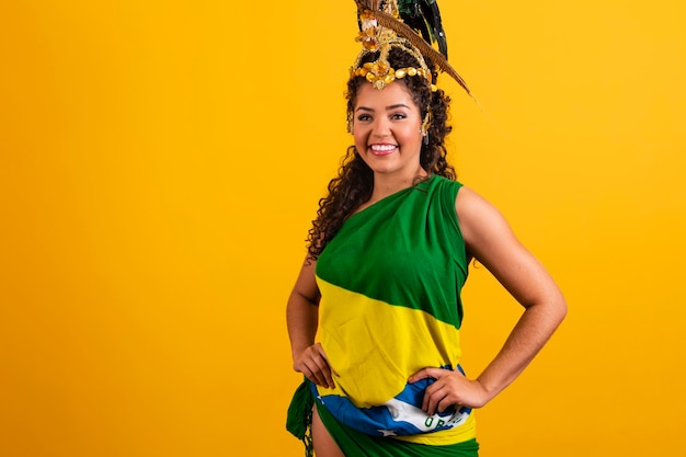 Foto hermosa mujer vestida para la noche de carnaval mujer afro con disfraz de carnaval