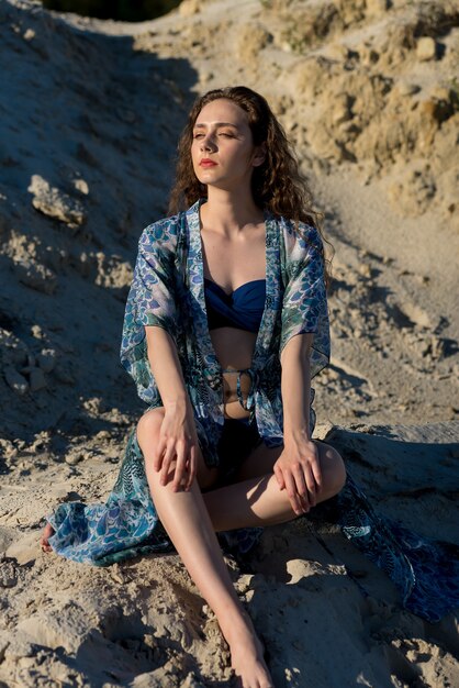 Hermosa mujer vestida con túnica de moda en verano