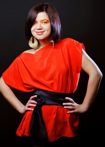 Hermosa mujer vestida con un vestido rojo