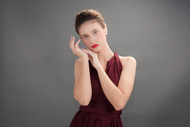 Hermosa mujer vestida con vestido rojo