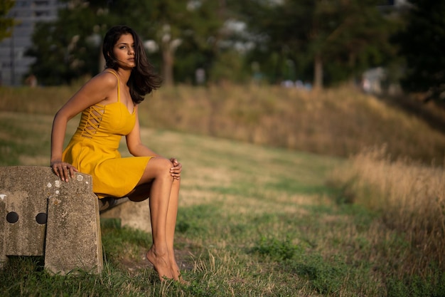 Hermosa mujer en vestido amarillo