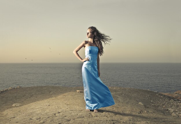 Foto hermosa mujer en un vestido azul