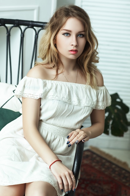 Hermosa mujer con un vestido blanco